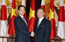越南政府总理阮晋勇会见日本参议院议长山崎正昭