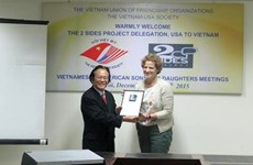美国阵亡军人和退伍军人子女协助协会代表团访问越南