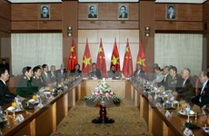 越南国防部长冯光青大将会见中国援越老战士代表团