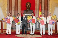 越南国家主席张晋创向新任最高人民检察院检察员颁发任命书