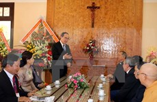 越南祖国阵线中央委员会主席走访慰问得乐省基督教神职人员和信教群众