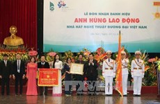 张晋创主席向越南当代艺术剧院授予劳动英雄称号