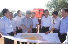 越南国会经济委员会代表视察龙城国际航空港建设项目
