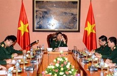 越南国防部长冯光青大将与中国国防部长常万全上将举行电话会谈