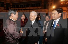 越南党和国家领导人出席河内市历届国会代表见面会