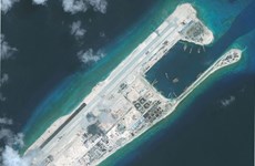 中国在归属越南长沙群岛非法建设的机场进行校验试飞使地区紧张局势升级