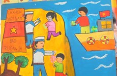 胡志明市100多名少年儿童参加《春天来到海岛》绘画比赛