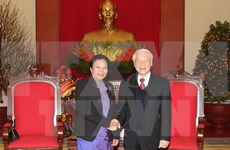 阮富仲总书记会见老挝人民革命党中央委员会总书记特使