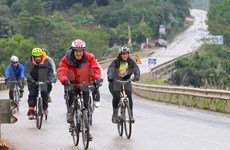 美国驻越大使结束从河内至承天顺化省的自行车旅程
