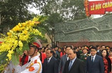 越南政府副总理阮春福出席2016年栋多丘庙会
