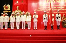 越南公安部举行交警、追捕罪犯警察力量传统日70周年纪念活动