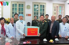 越南人民军总政治局主任吴春历大将探访越德友谊医院