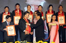 越南国家主席向500家企业颁发“越南优质产品”证书