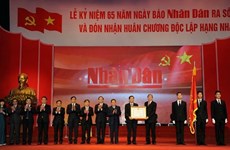 越南《人民报》社举行创刊65周年庆典暨一级独立勋章授勋仪式