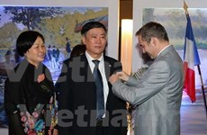 法国向越南国家图书馆前馆长授予文学艺术勋章