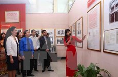 “胡志明主席与年轻一代”资料图片展在河内举行