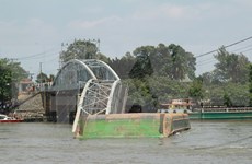 越南同奈省一座大桥被驳船撞断 铁路运输被中断 