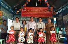 越南祖国阵线中央委员会工作组走访慰问暹粒省越裔柬埔寨人