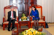 越南国家银行副行长阮氏红会见美联储理事会成员