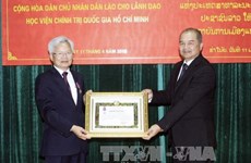 胡志明国家政治学院领导荣获老挝国家勋章