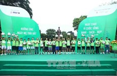 越通社工作人员积极参加“2016年为绿色生活跑步”活动