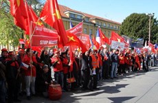 捷克媒体报道关于旅捷越南人举行游行示威反对中国加强在东海军事化的信息