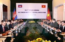 柬埔寨外交与国际合作部国务秘书翁肖恩拜会越南政府副总理兼外交部长范平明