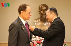 越南驻美国大使馆授予安德烈•索瓦洛先生友谊勋章