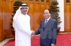 越南政府总理阮春福会见阿联酋外交与国际合作部部长