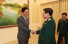 越南国防部长吴春历会见各国驻越大使