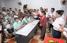 越南国会主席阮氏金银对河内市选举工作进行检查