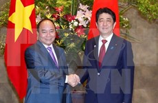越南政府总理阮春福与日本首相安倍晋三举行会谈