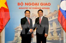 政府副总理兼外长范平明与老挝外交部长沙伦赛·贡玛希举行会谈