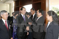  国家主席陈大光会见越南驻老大使馆工作人员和旅老越南人代表