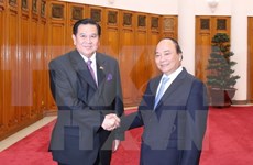 越南政府总理阮春福会见泰国副总理塔纳萨