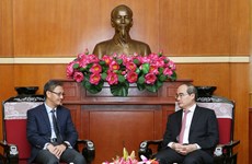 越南祖国阵线中央委员会主席阮善仁会见老挝新任驻越大使