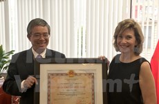 美国商会驻河内代表处代表荣获越南友谊勋章