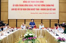 越南政府副总理郑廷勇与越南煤炭矿业集团领导举行工作会议