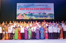 2016年越南家庭日：富寿省对家庭建设模范职工予以表彰