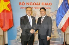越南政府副总理兼外长范平明与泰国外长敦·帕马威奈举行会谈