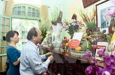 越南政府总理阮春福敬香缅怀已故总书记黎笋