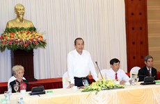 越南政府副总理张和平会见同塔省革命有功者代表团
