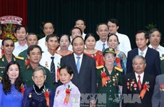 阮春福总理出席2016年全国模范革命有功者表彰大会