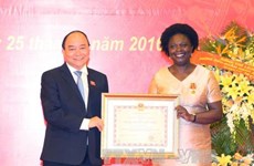 世行东亚与太平洋地区副行长维多利亚·克瓦荣获越南友谊勋章
