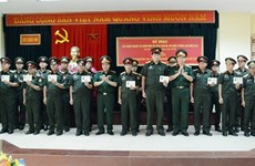 老挝军队军需干部培训班举行结业典礼