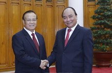 越南政府总理阮春福会见老挝副总理兼财政部长宋迪·隆迪