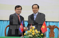 越南安江省与柬埔寨茶胶省和干丹省加强合作关系