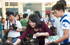 越南国家副主席邓氏玉盛出席向安江省儿童赠送牛奶活动