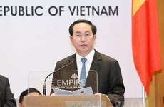 越南国家主席陈大光出席越文企业论坛