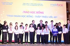 越南电信公司MOBIPHONE向林同省贫困生发放助学金